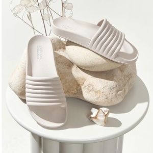 Girlfriend Collective Pearl ReSlide Size 6 Pool Slide Sandals White